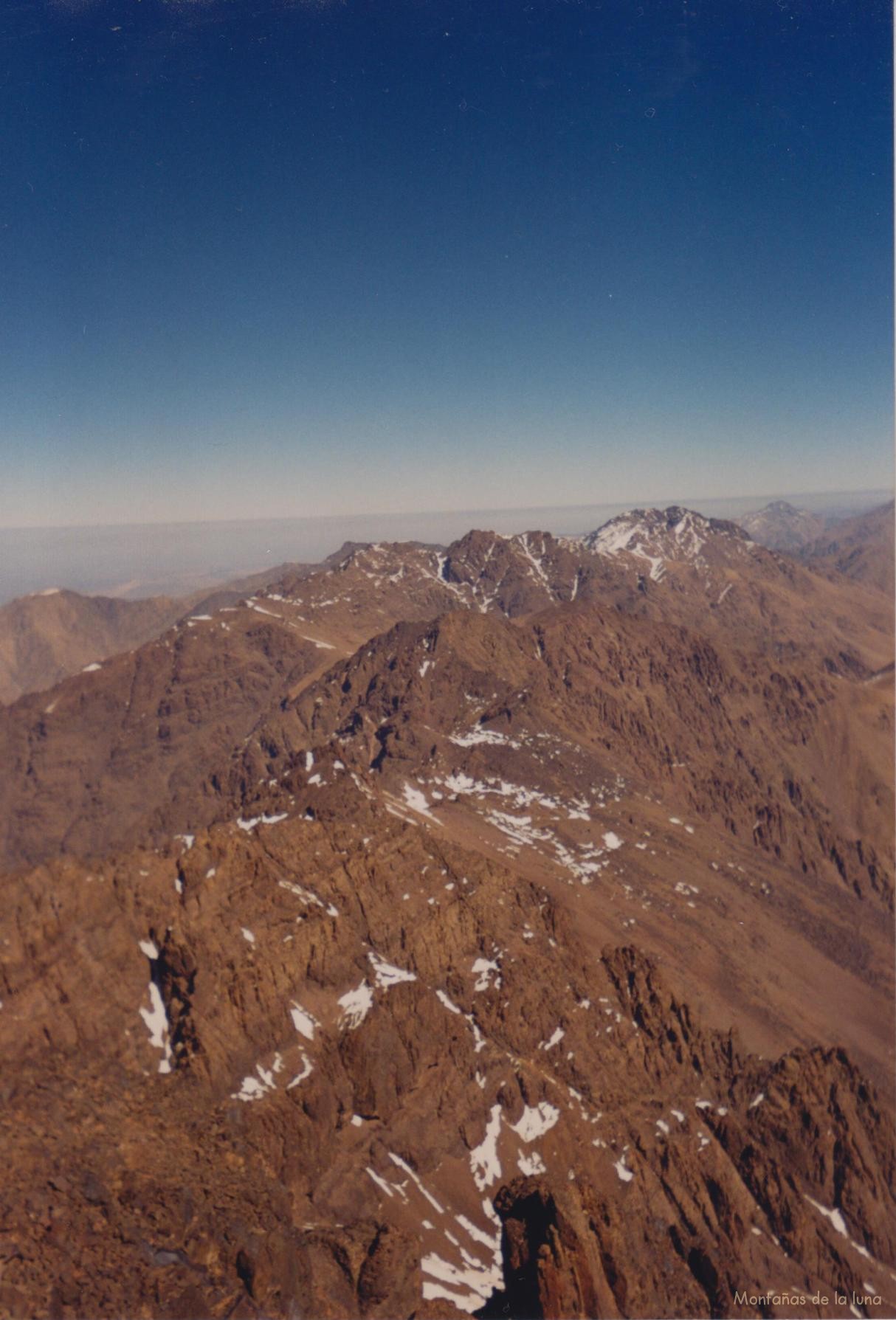 La Cordillera del Atlas desde la cima del Toubkal, en primer termino el Afekhoï, y detrás la cresta de Adrar Tichki y al fondo con más nieve el Aksoual